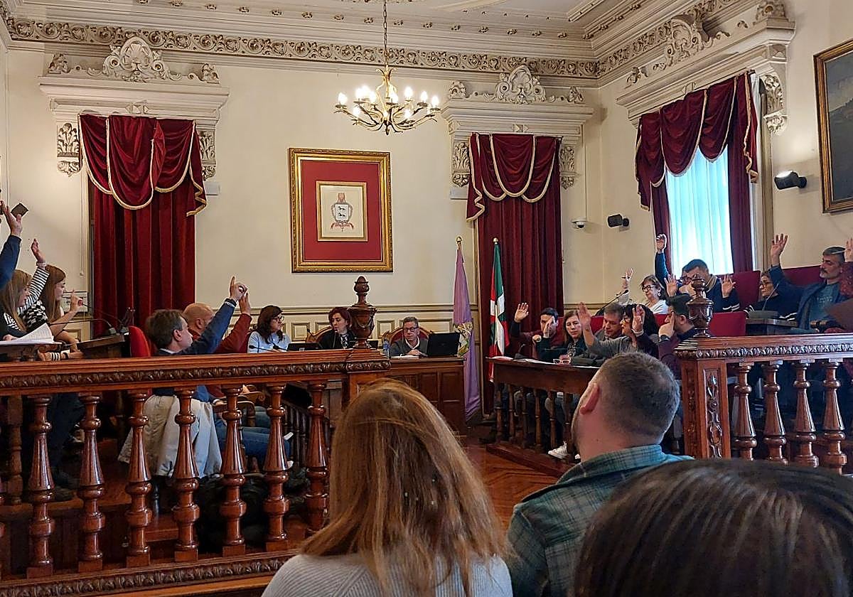 Los grupos políticos aprueban por unanimidad atajar cuanto antes la deuda municipal en las comunidades.