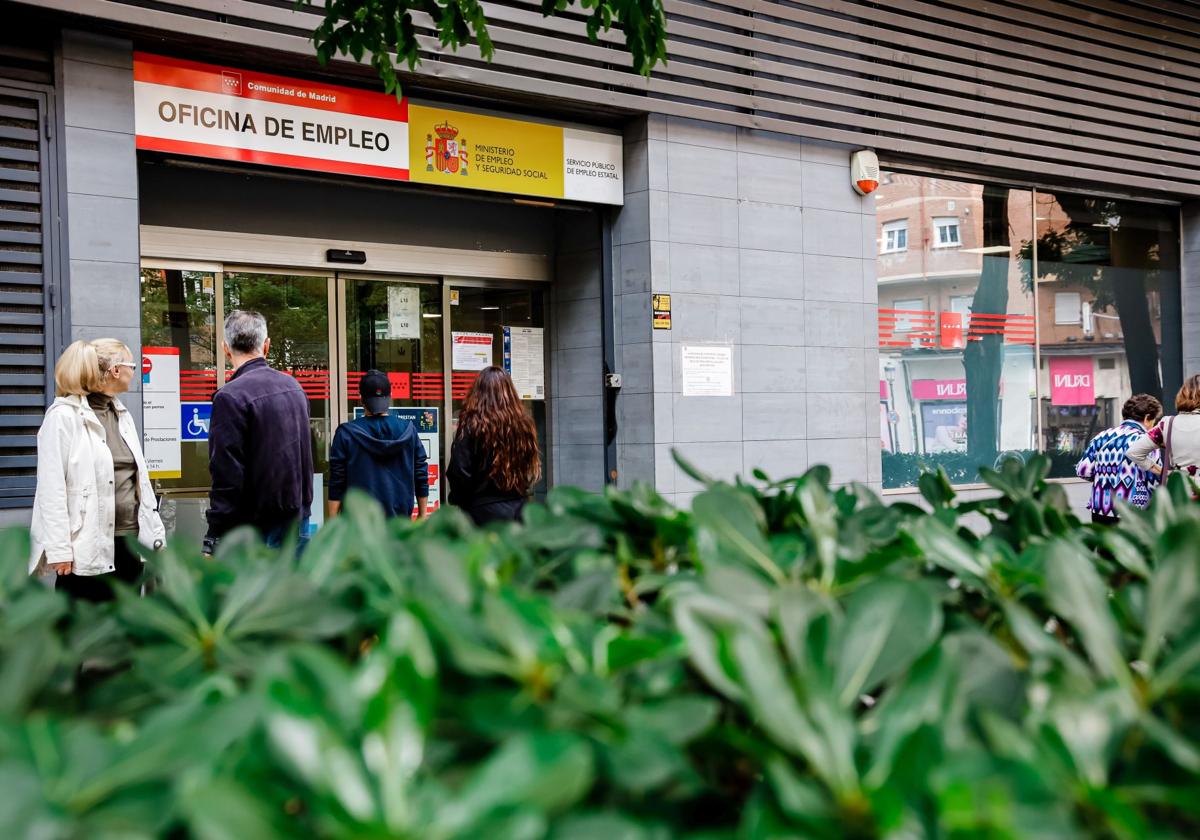 El SEPE obliga a devolver 6.000 euros a un parado que cobró a la vez el subsidio y la pensión de incapacidad permanente