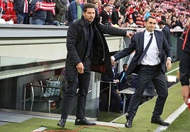 Simeone y Valverde se saludan en un partido antes del partido de Liga de 2022 en San Mamés.