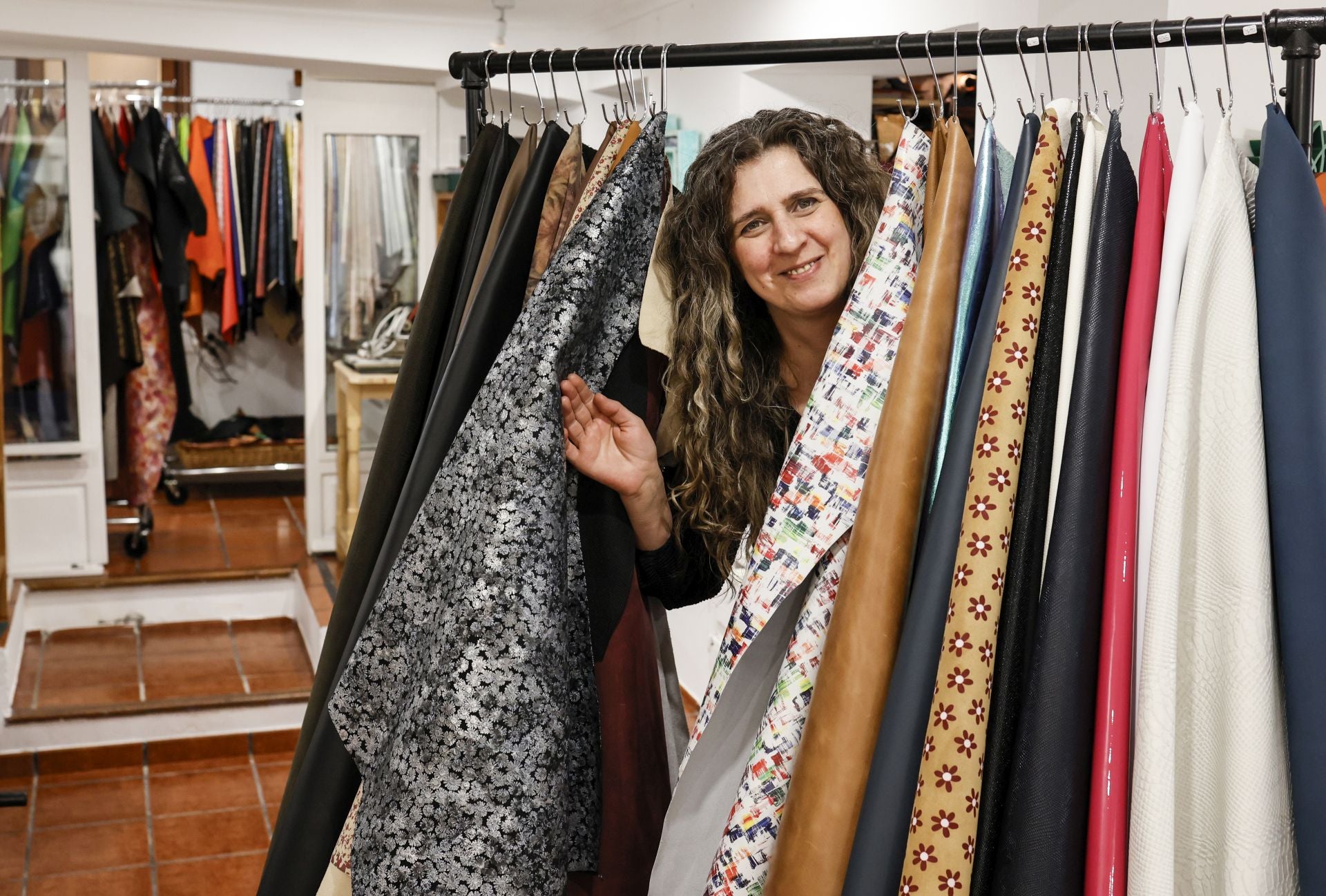 La desconocida tienda de Bilbao con bolsos y cinturones de piel hechos allí mismo por un matrimonio
