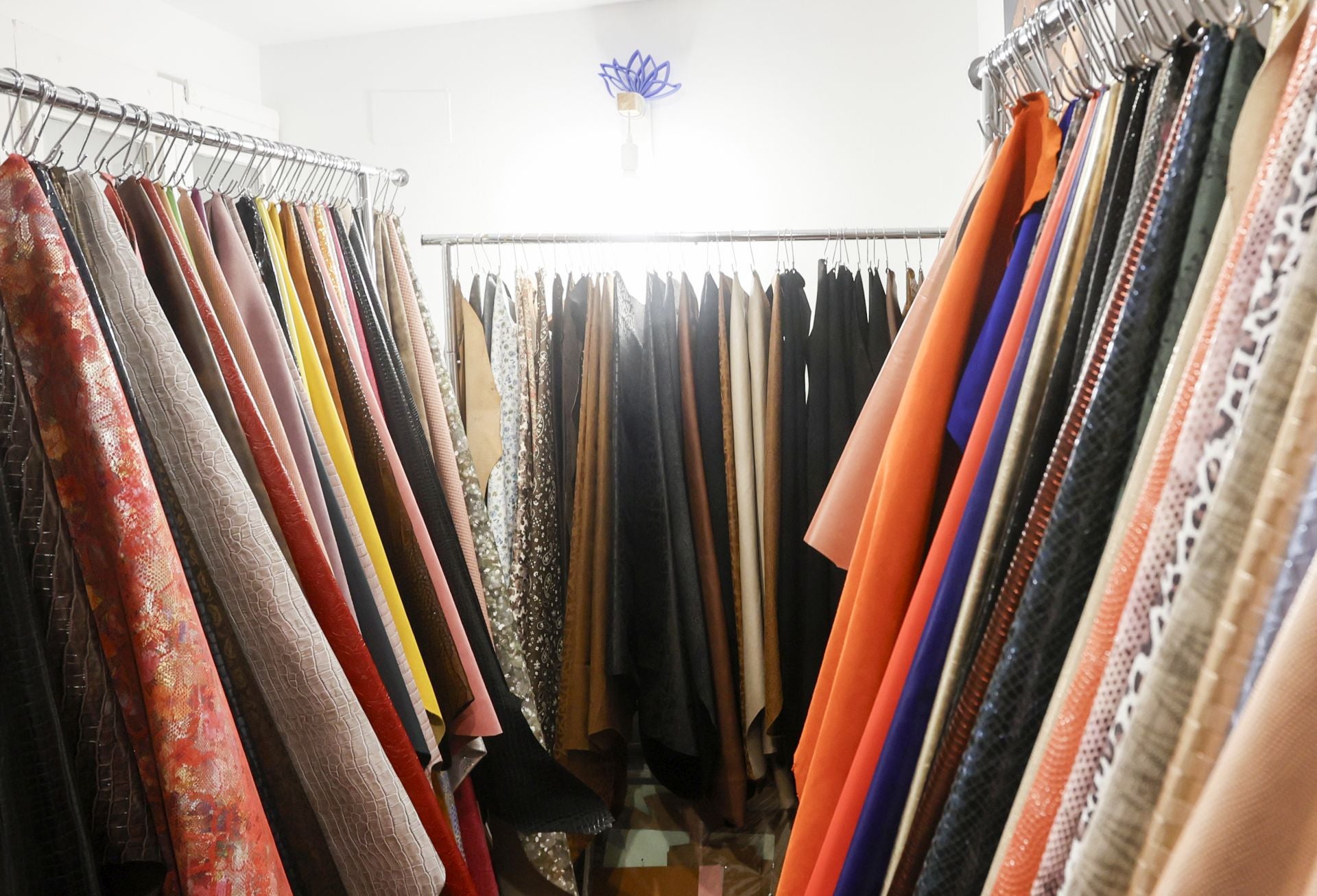 La desconocida tienda de Bilbao con bolsos y cinturones de piel hechos allí mismo por un matrimonio