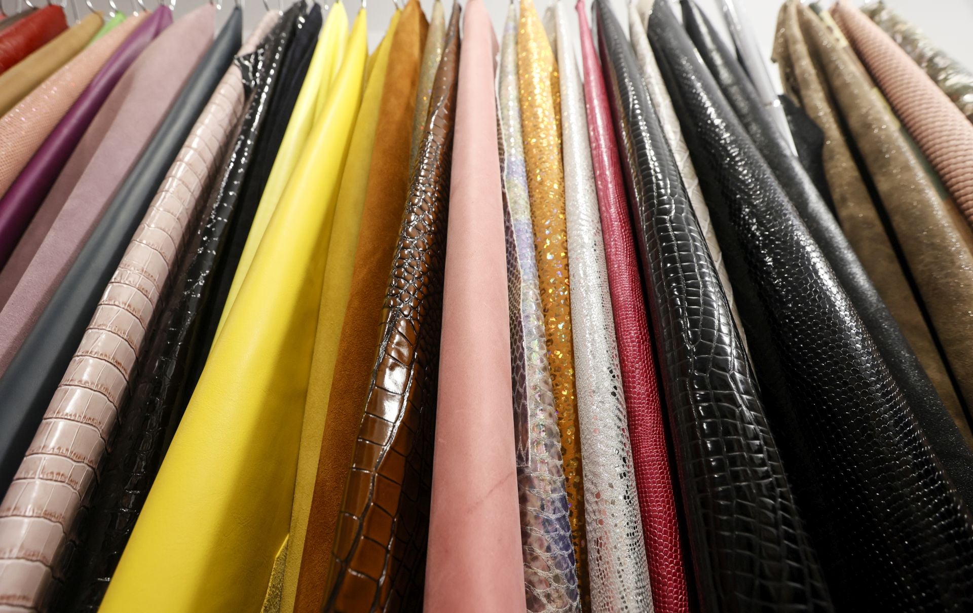 La desconocida tienda de Bilbao con bolsos y cinturones de piel hechos allí mismo por un matrimonio