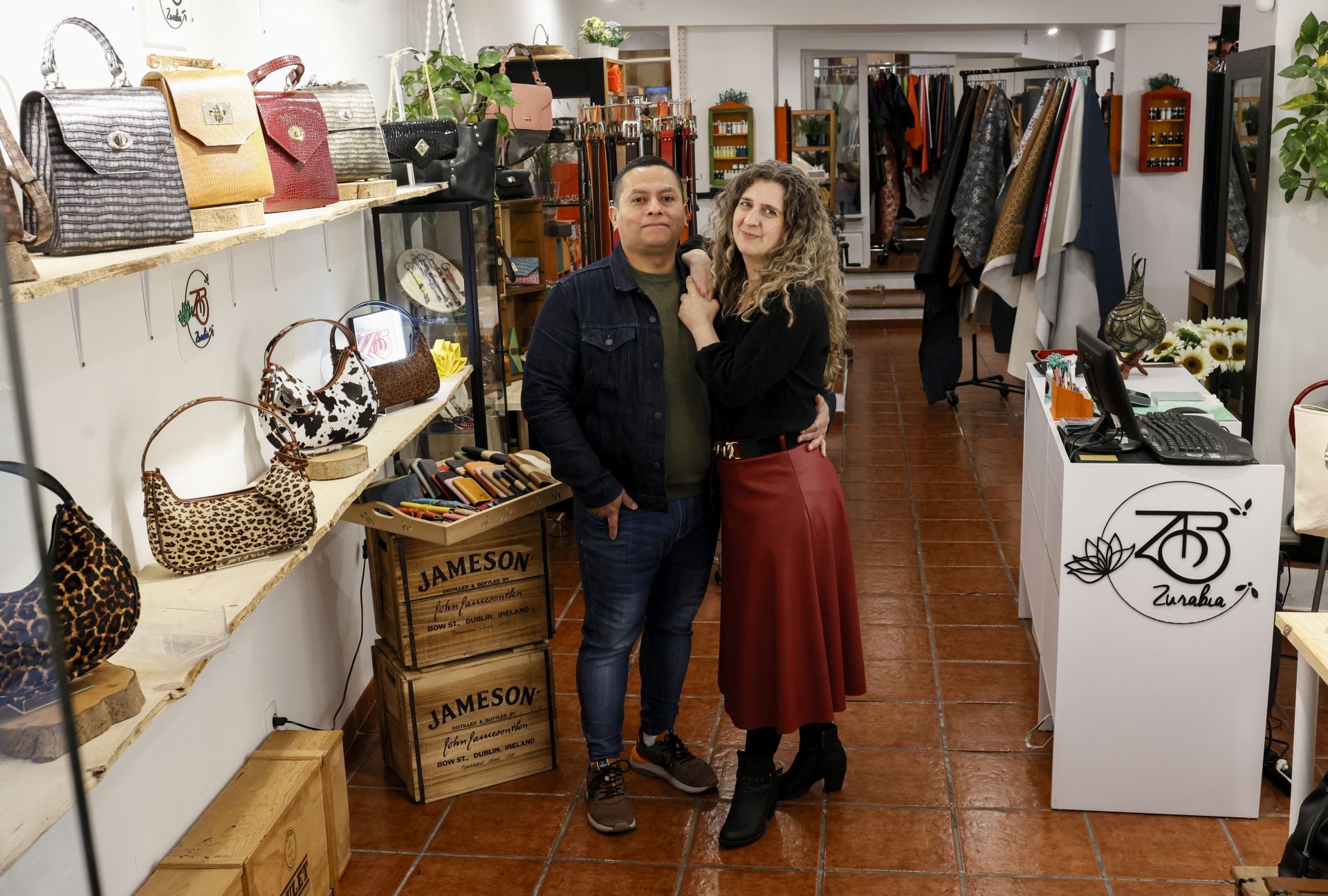 La desconocida tienda de Bilbao con bolsos y cinturones de piel hechos allí mismo por un matrimonio