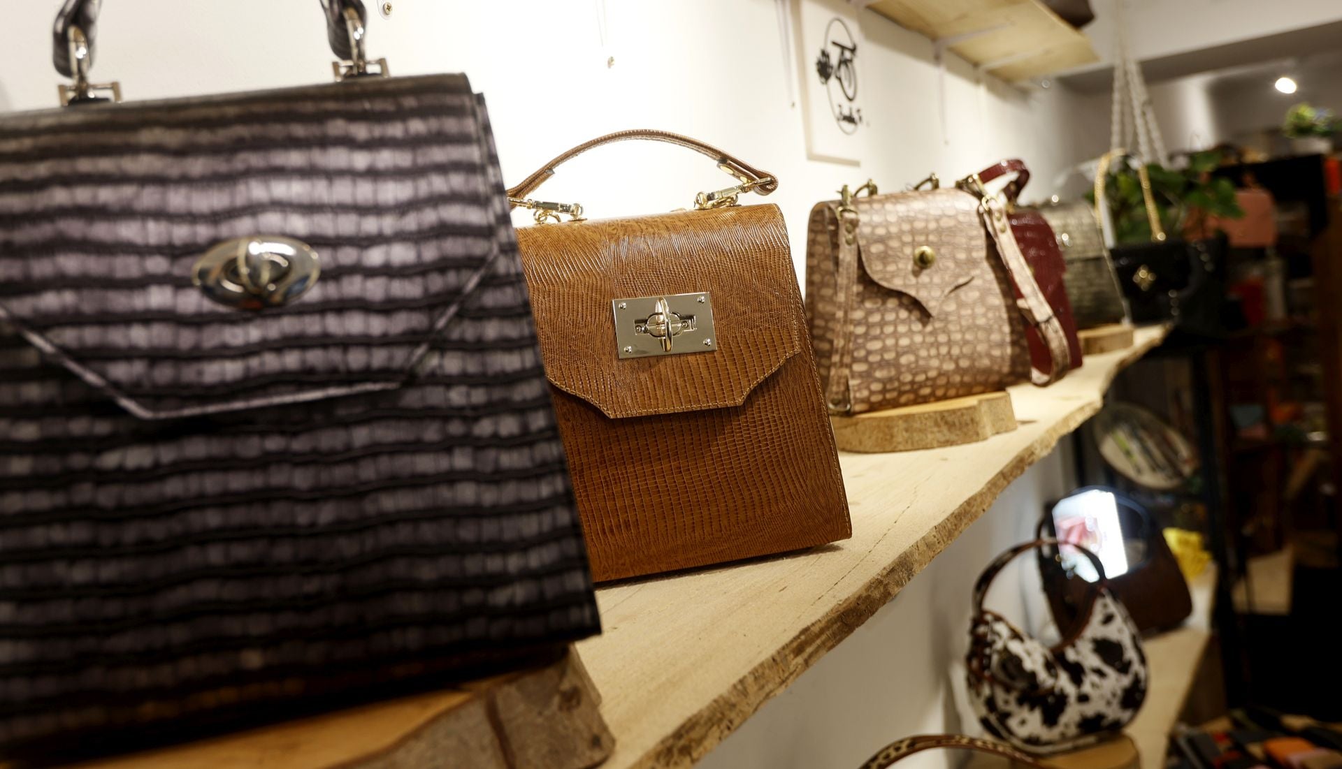 La desconocida tienda de Bilbao con bolsos y cinturones de piel hechos allí mismo por un matrimonio