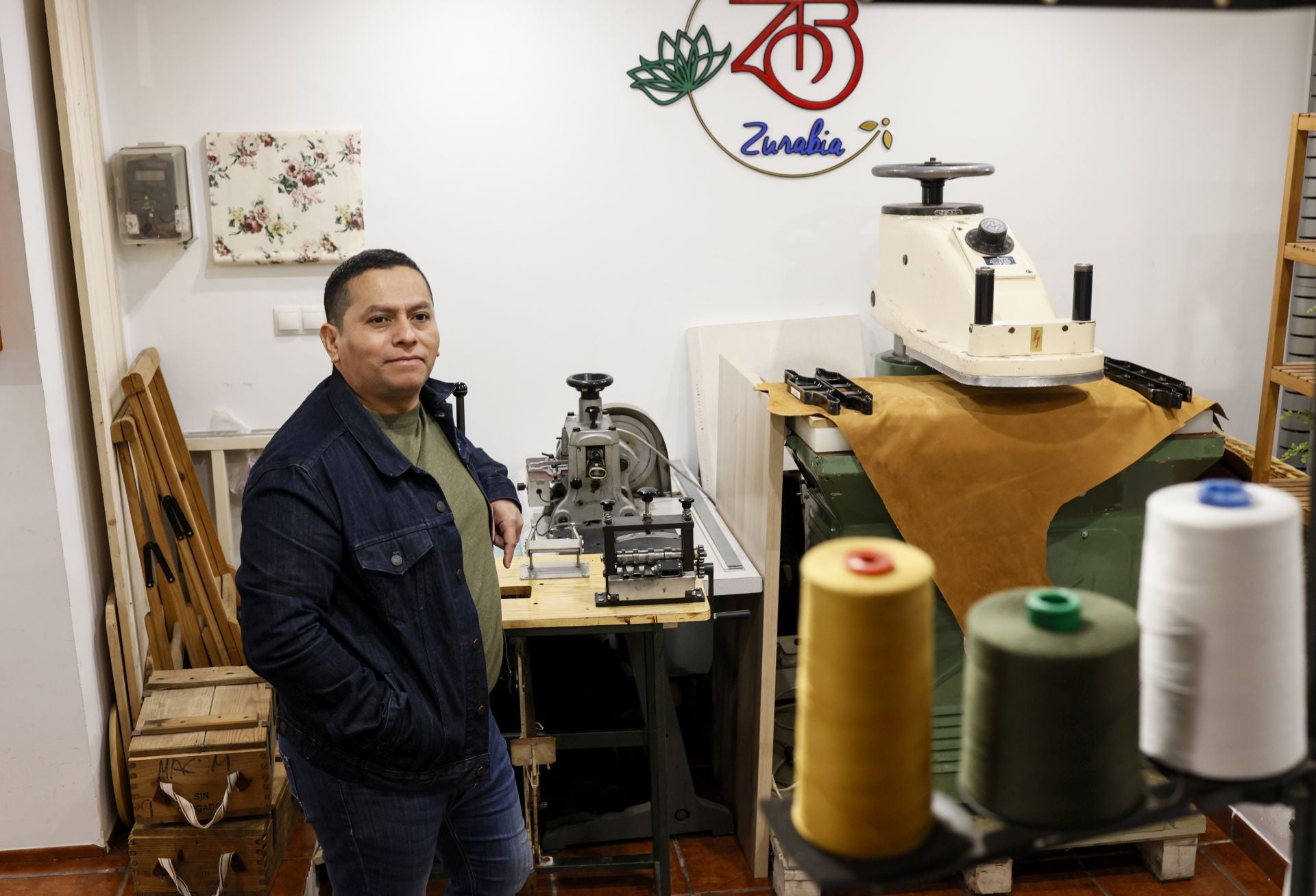 La desconocida tienda de Bilbao con bolsos y cinturones de piel hechos allí mismo por un matrimonio