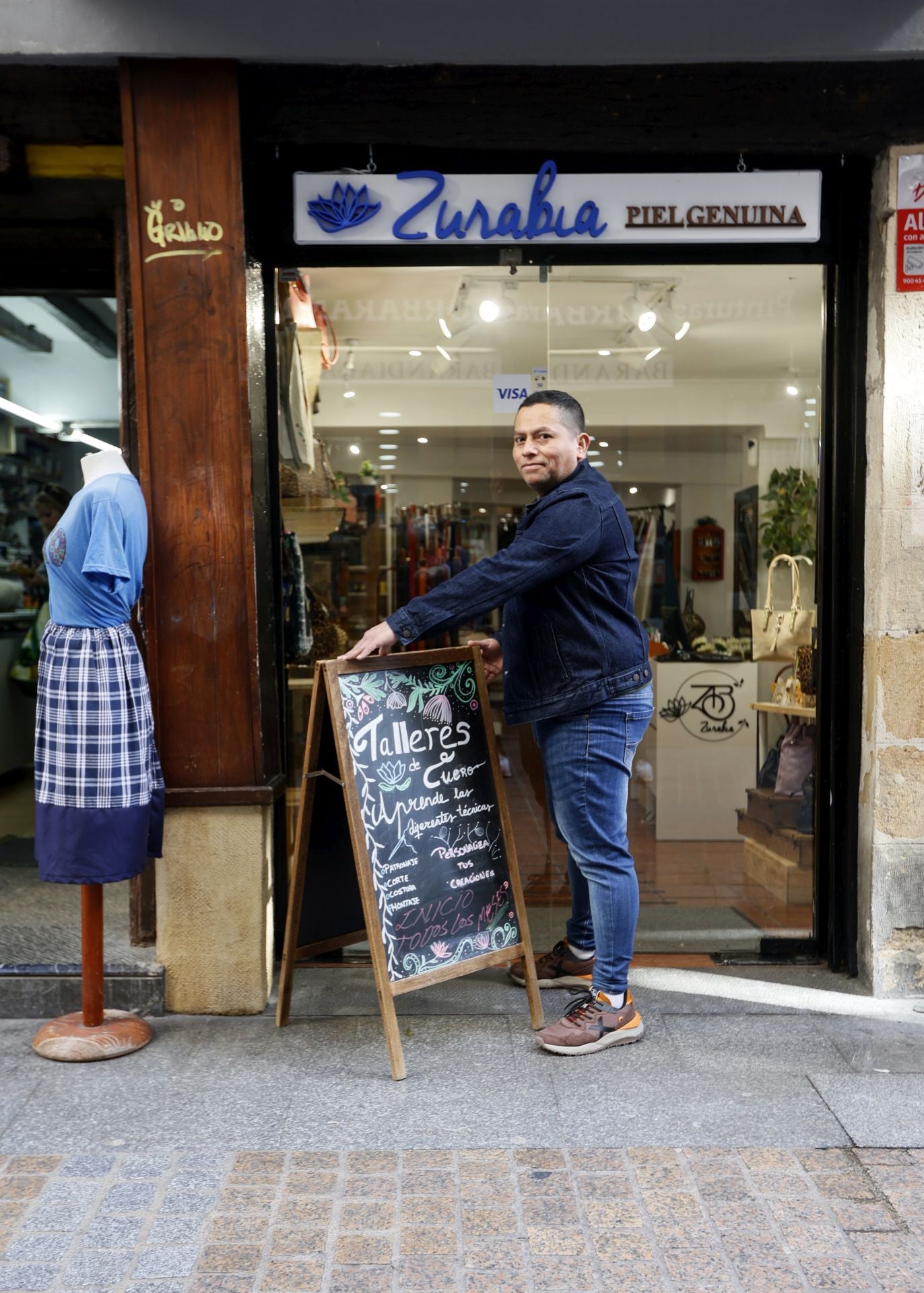 La desconocida tienda de Bilbao con bolsos y cinturones de piel hechos allí mismo por un matrimonio
