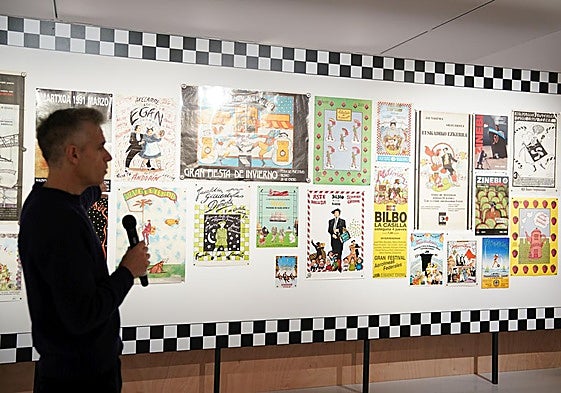 El editor e investigador Garikoitz Fraga Angoitia explica la exposición que él mismo ha creado para la Sala Rekalde.
