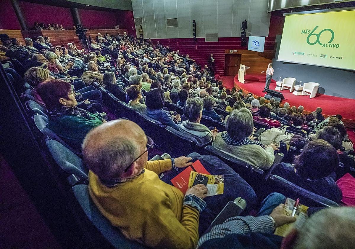 La jornada Más 60 activo, organizada por EL CORREO, atrajo a más de 400 personas en el auditorio Francisco de Vitoria del Palacio Europa.