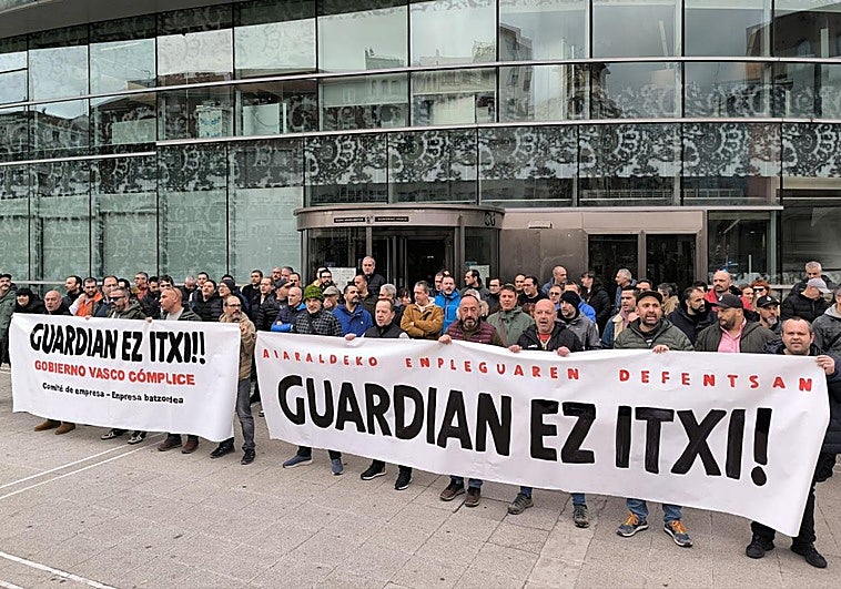 Trabajadores de Guardian, durante la concentración de esta mañana en Bilbao