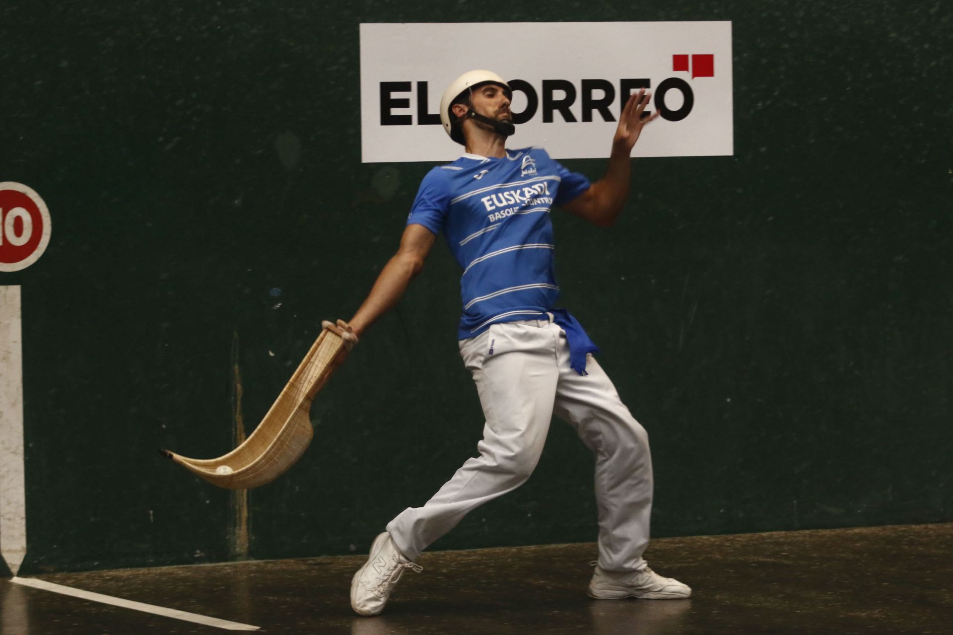 Un jugador de cesta punta golpea la pelota en el frontón Olave.