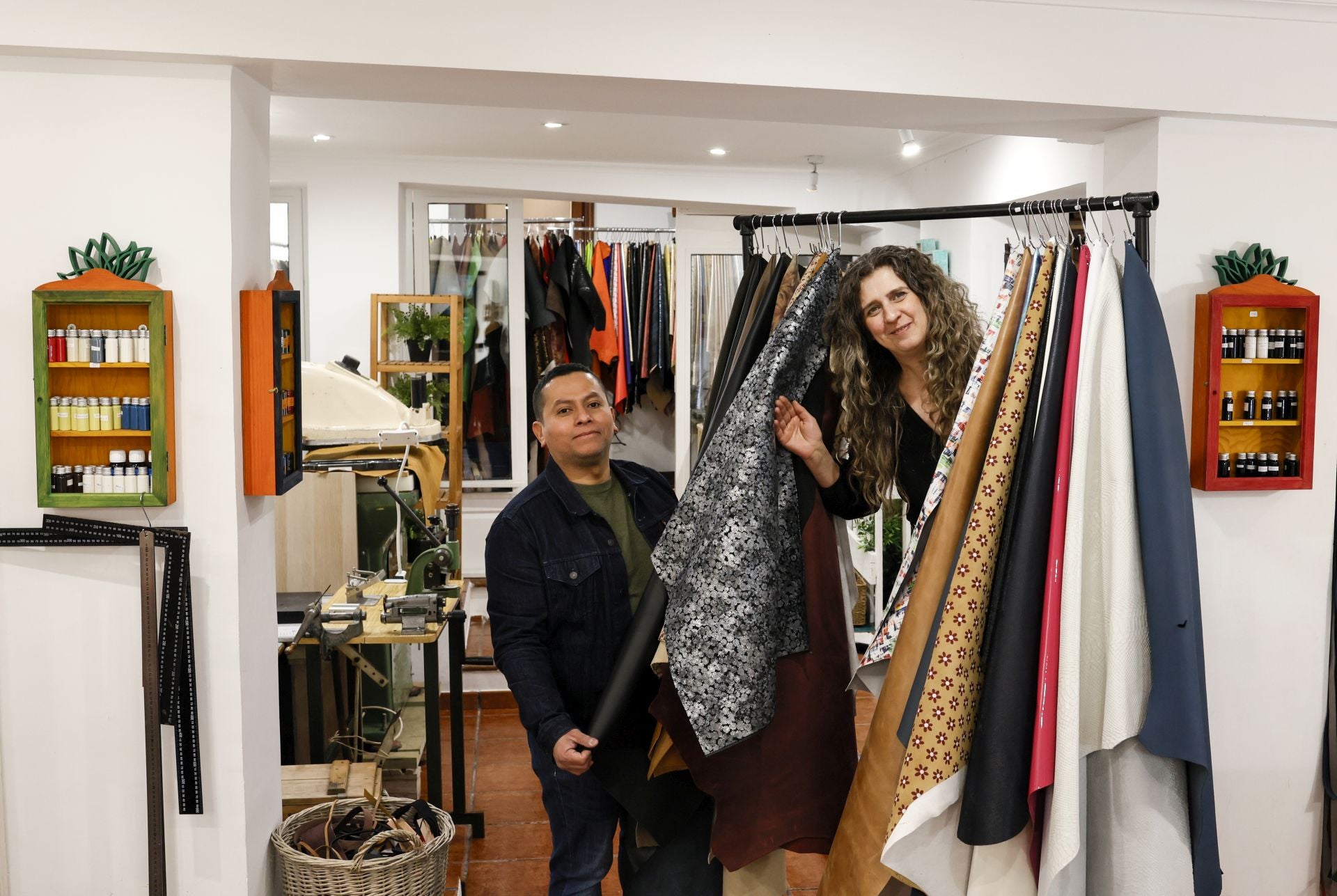 La desconocida tienda de Bilbao con bolsos y cinturones de piel hechos allí mismo por un matrimonio