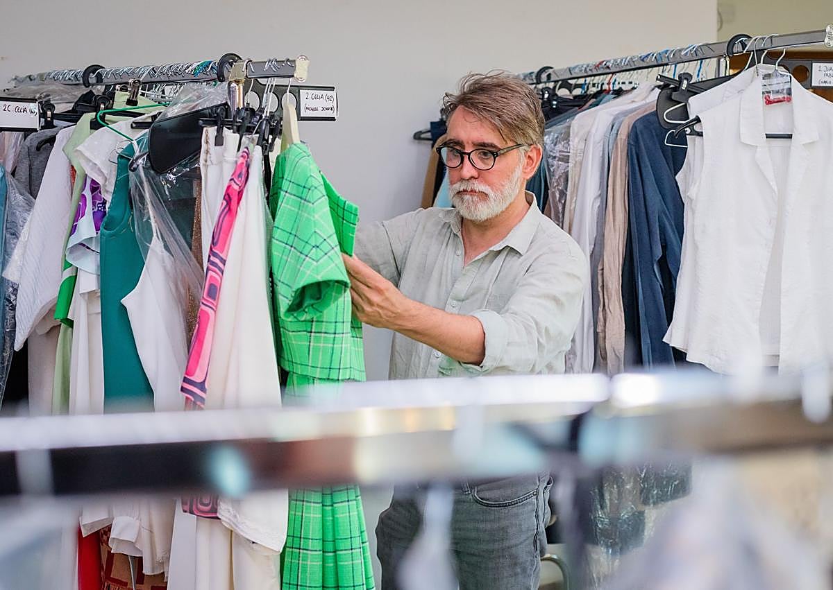 Imagen secundaria 1 - Olga Osorio, directora, junto a Mario Casas, y figurantes. Alberto Valcárcel, diseñador de vestuario, durante la grabación de junio en Elciego. El letrero del 'Cine Rex'.
