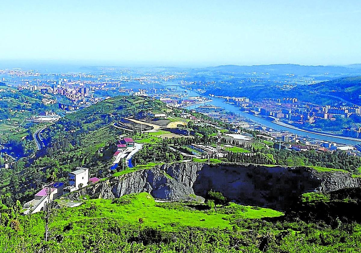 Los mineros desventraron la montaña, se llevaron el hierro y dejaron aquello lleno de agujeros.