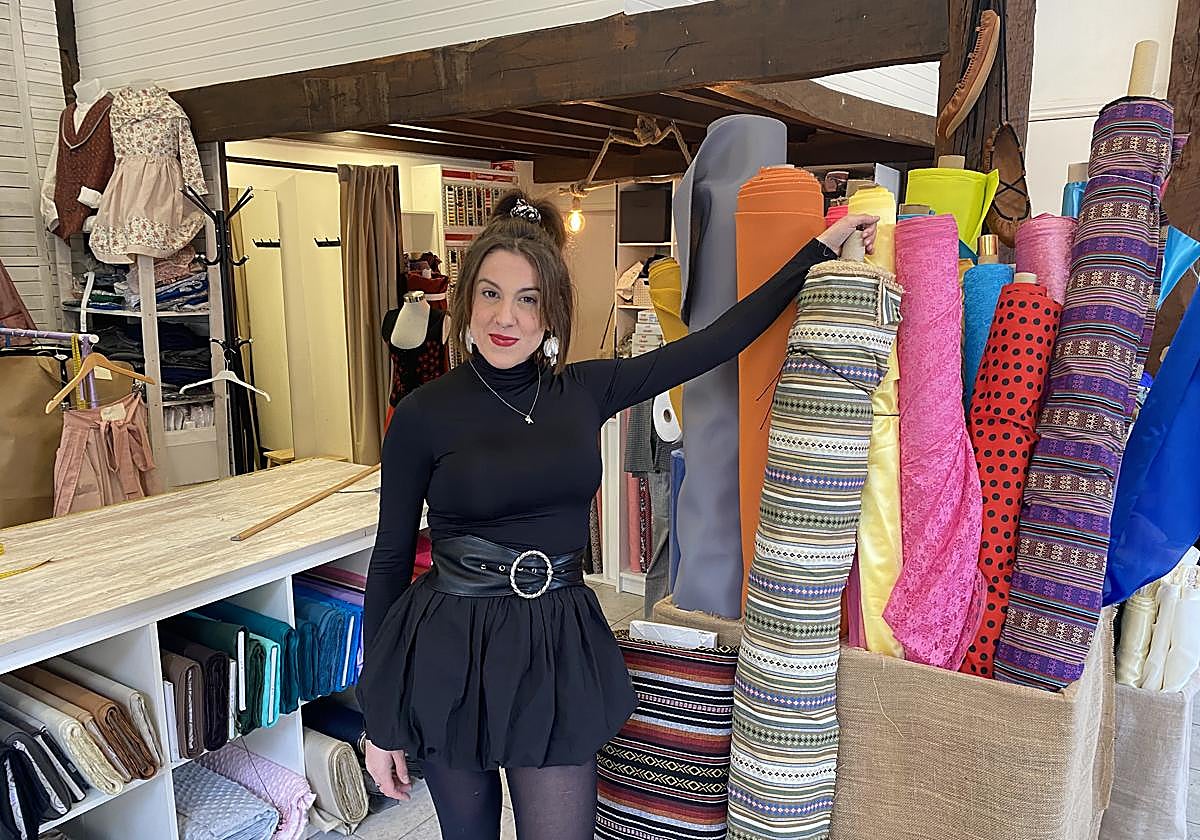 Ixone Gil, propietaria de Jostunak, posa junto a sus telas