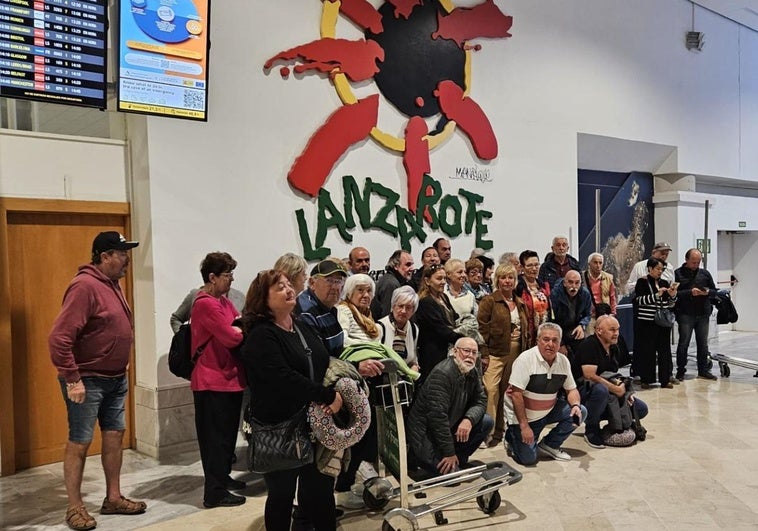 El grupo de afectados espera para recoger las maletas y salir hacia un hotel.