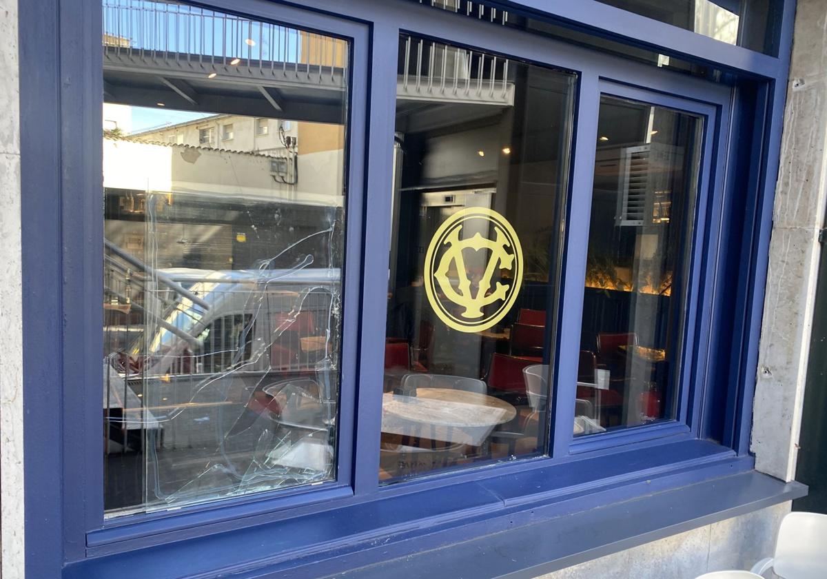 El ladrón rompió el cristal de la izquierda para colarse en el bar.