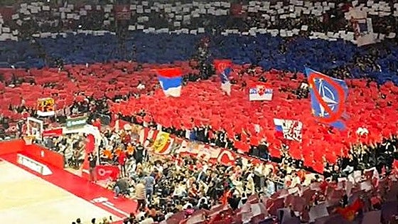 Polémica en la Euroliga por el tifo de la bandera de Rusia con el que el Estrella Roja recibió al Zalgiris