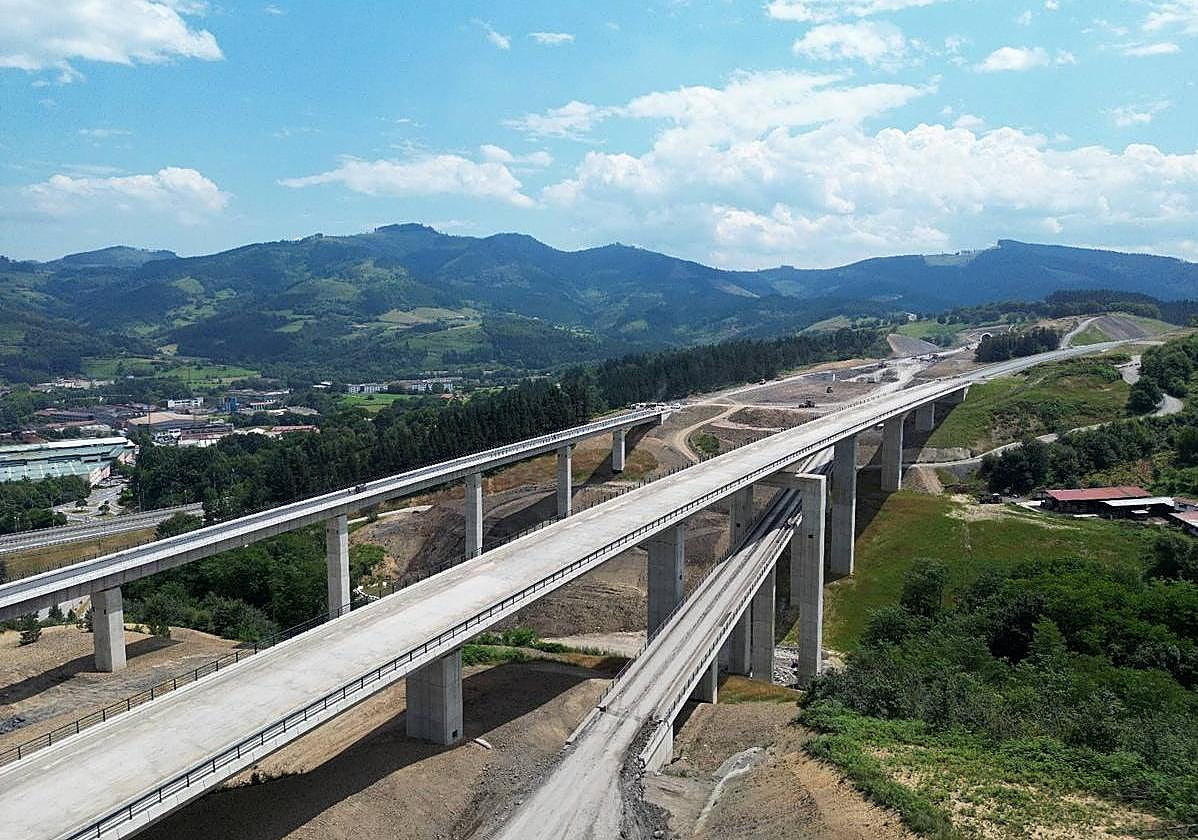 Panorámica del nudo de Bergara, eje de la circulación del TAV por Euskadi.