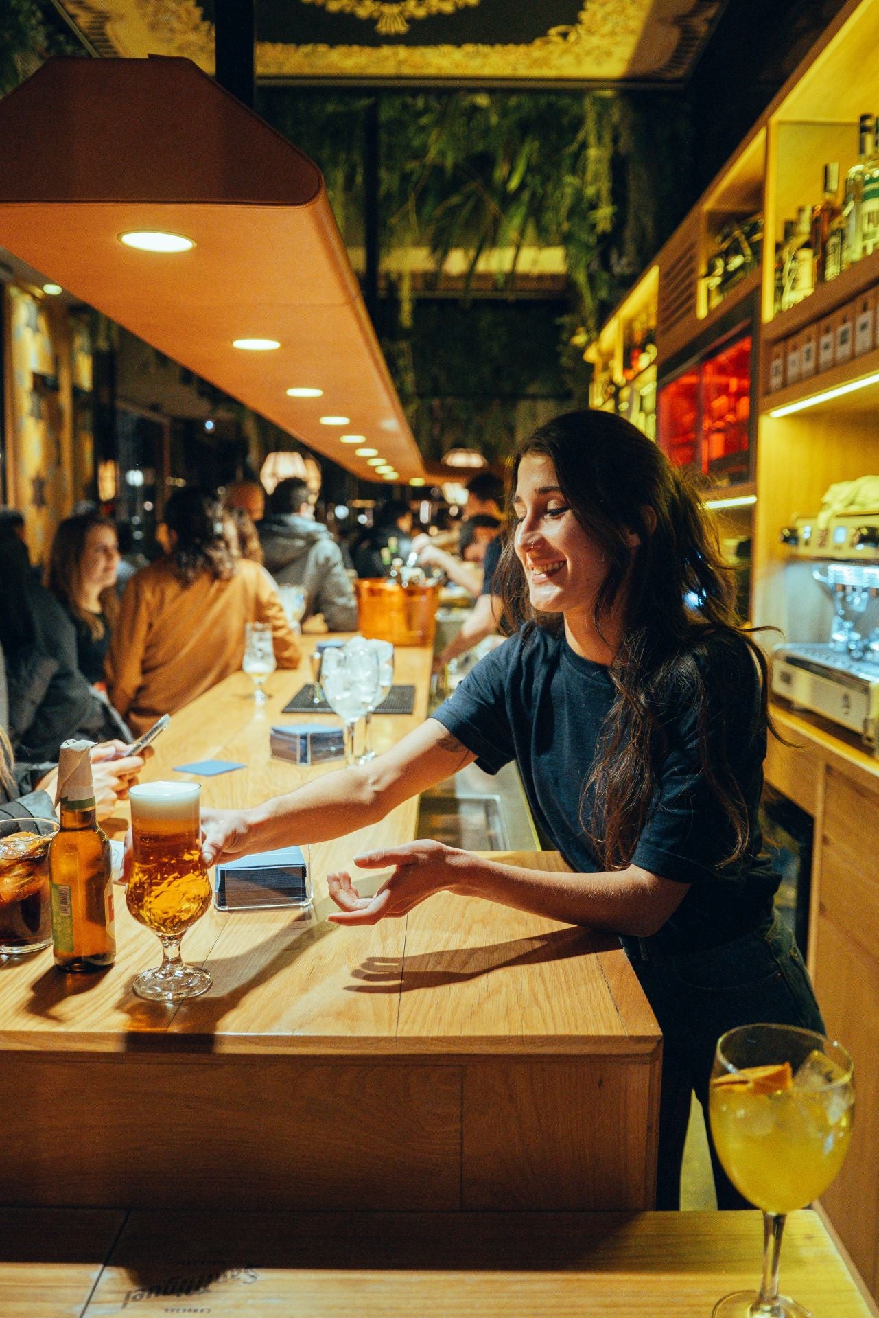 Los reyes del &#039;tardeo&#039; en Bilbao llevan el buen ambiente a su nuevo bar del centro