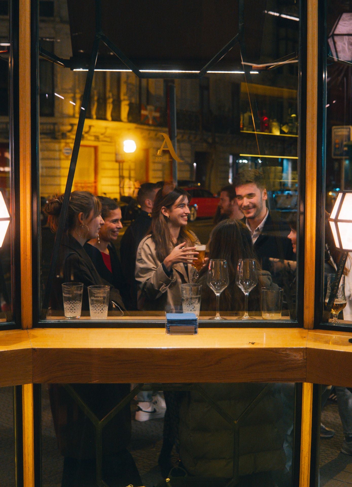 Los reyes del &#039;tardeo&#039; en Bilbao llevan el buen ambiente a su nuevo bar del centro