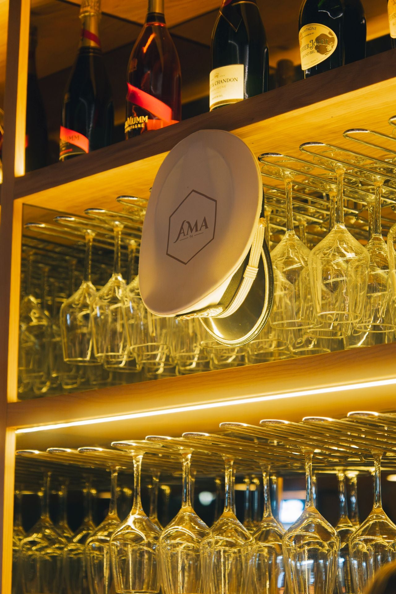 Los reyes del &#039;tardeo&#039; en Bilbao llevan el buen ambiente a su nuevo bar del centro