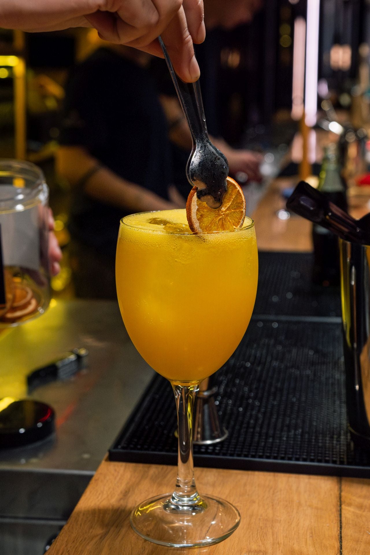 Los reyes del &#039;tardeo&#039; en Bilbao llevan el buen ambiente a su nuevo bar del centro