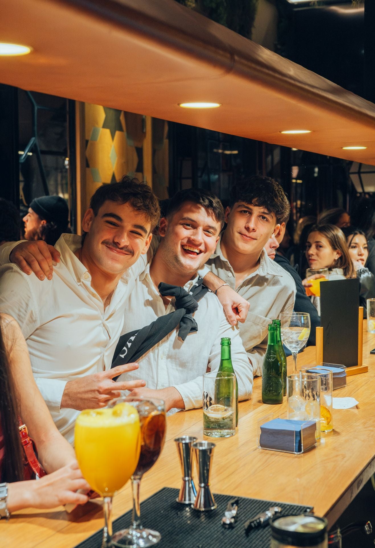 Los reyes del &#039;tardeo&#039; en Bilbao llevan el buen ambiente a su nuevo bar del centro