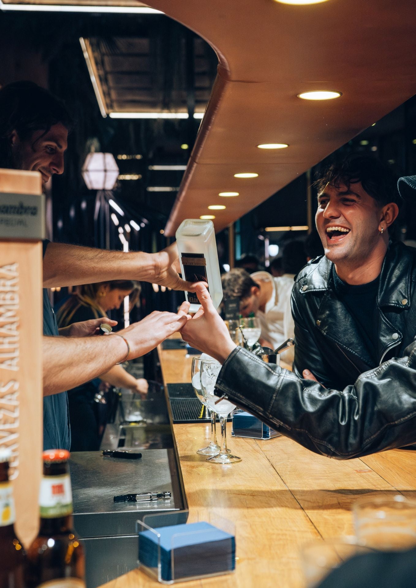 Los reyes del &#039;tardeo&#039; en Bilbao llevan el buen ambiente a su nuevo bar del centro