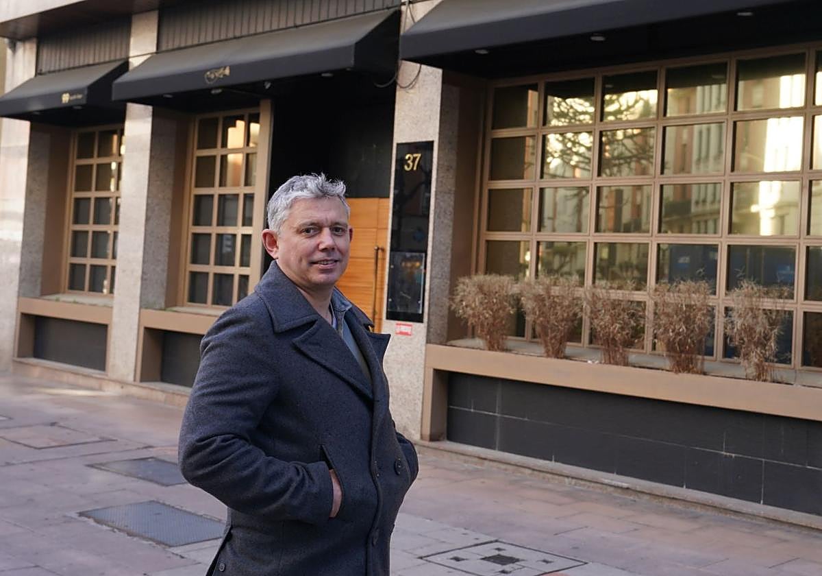 Álvaro garrido, ante el local que acogerá el nuevo restaurante.