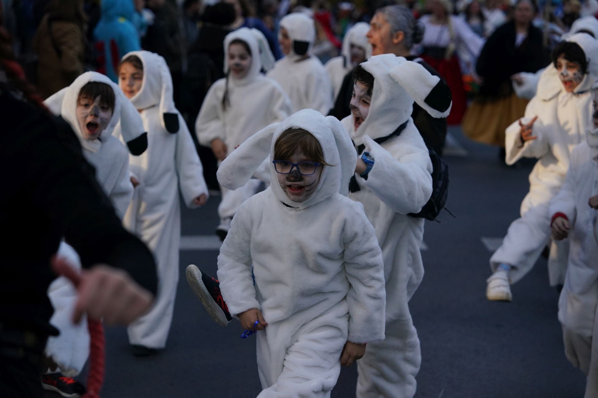 La gabarra, Mario Bros, yogures Danone... Barakaldo se llena de originales disfraces