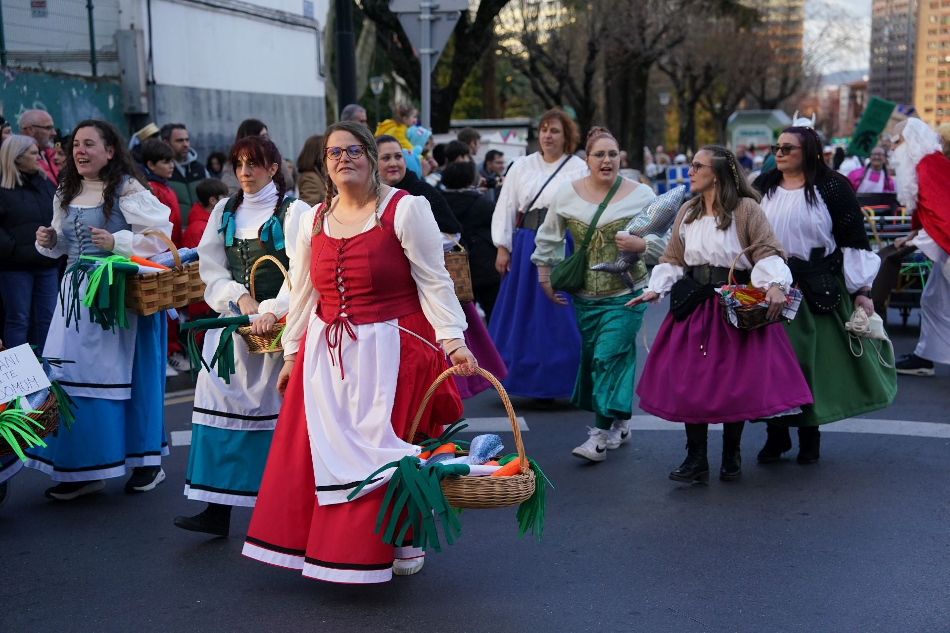 La gabarra, Mario Bros, yogures Danone... Barakaldo se llena de originales disfraces
