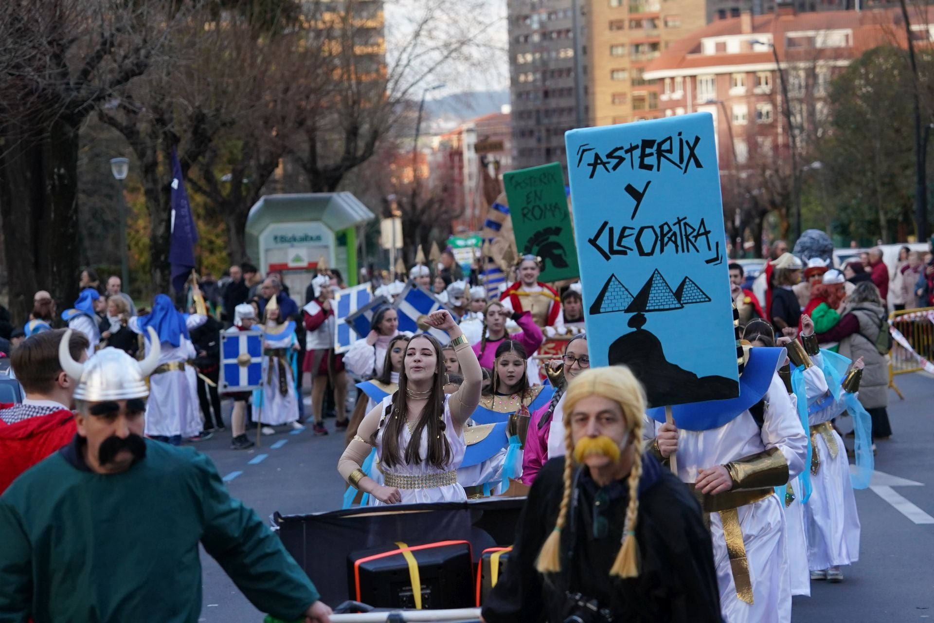 La gabarra, Mario Bros, yogures Danone... Barakaldo se llena de originales disfraces