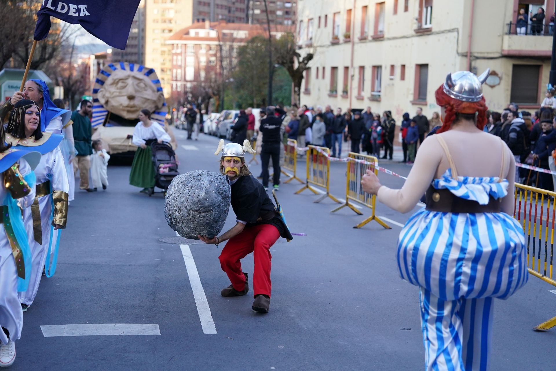 La gabarra, Mario Bros, yogures Danone... Barakaldo se llena de originales disfraces