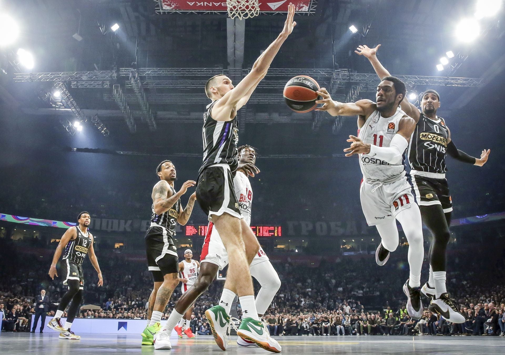 Trent Forrest busca un pase en pleno salto durante el duelo ante el Partizan.