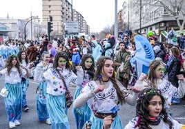 Los disfraces y las comparsas ya inundan las calles de Vitoria.