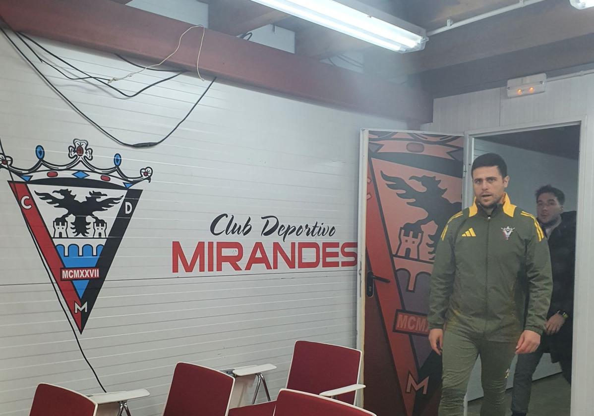 El técnico rojillo llegando a la sala de prensa.