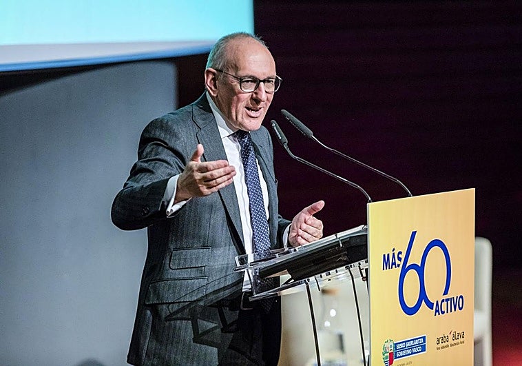 Ramiro González se dirige a la audiencia.