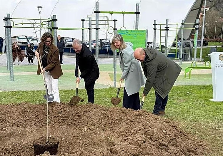 El exlehendakari Iñigo Urkullu en el acto de plantación del retoño del Árbol de Gernika en Alonsotegi.