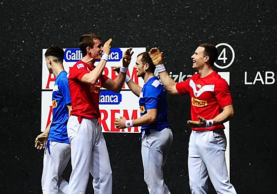 Mariezkurrena Ii y Artola celebran su victoria en el frontón Bizkaia.