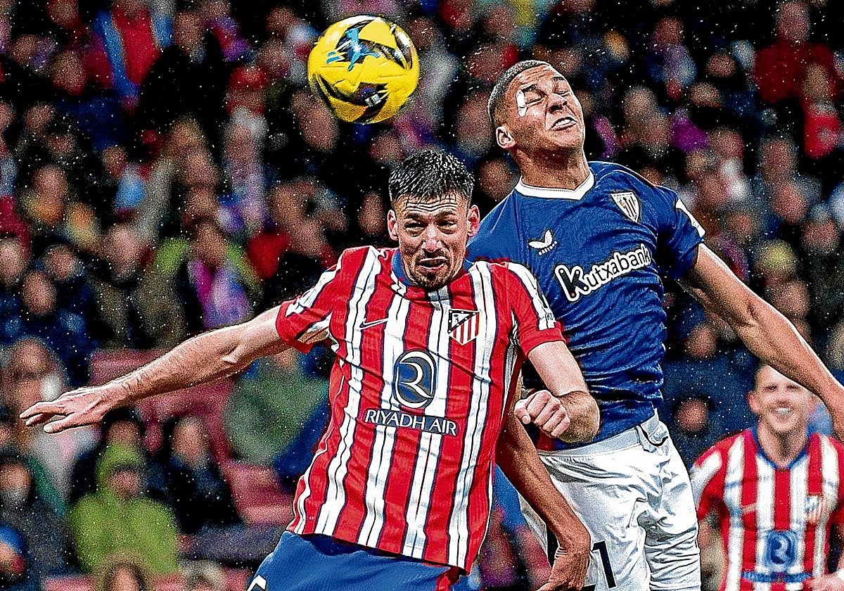 Maroan, quien entró en la segunda parte, pelea por un balón aéreo con el central atlético Lenglet