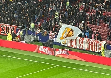 El Frente Atlético muestra una gran bandera de la Roma, rival europeo rojiblanco