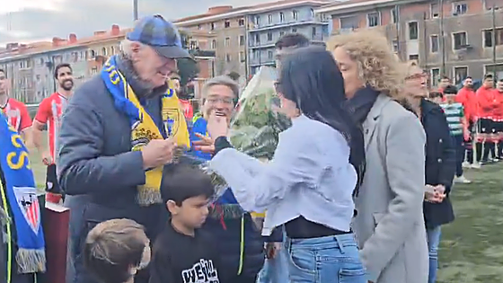 La calurosa felicitación a Iribar por su 82 cumpleaños en un amistoso entre el San Ignacio y los veteranos del Athletic
