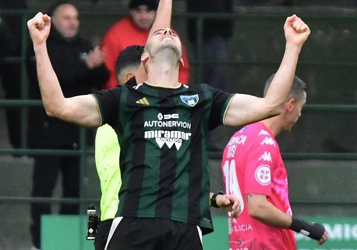 Ion Etxaniz celebra la victoria frente al Arenteiro en Las Llanas.