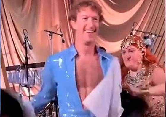 Un desatado Mark Zuckerberg sorprende a su mujer por su cumpleaños con una actuación a lo Benson Boone