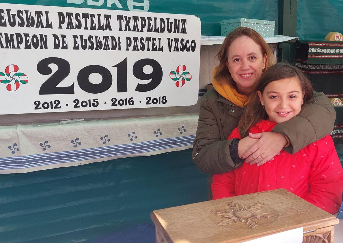 Imagen secundaria 1 - El equipo de Carnicería Arteagabeitia; Leire Belaustegi y su hija Nahia, que han arrasado en los campeonatos de Euskadi de pastel vasco; y la familia de Pedro Correa, al frente del restaurante Mendiondo.