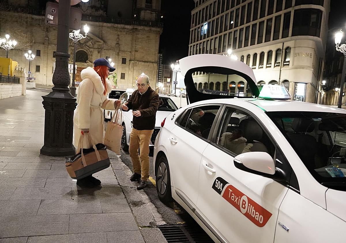Imagen principal - Un taxista recoge a una clienta. Jesús Mari trabaja en una farola de la calle Aurrekoetxea. Los menorquines Roser y Óscar cruzan la plaza del Arriaga. 
