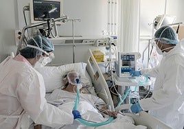 Sanitarios atienden a un paciente con covid en Txagorritxu.