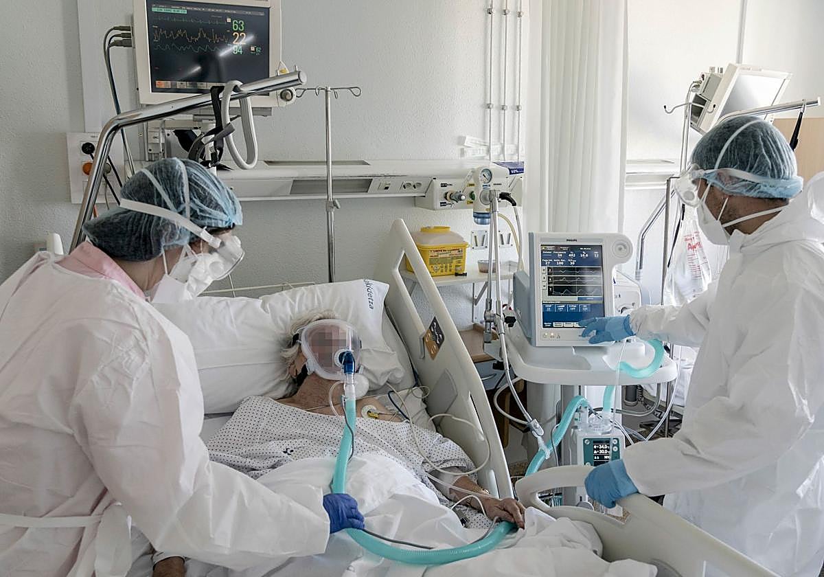 Sanitarios atienden a un paciente con covid en Txagorritxu.