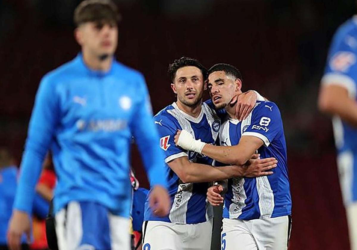 Garcés se abraza con Abqar tras el partido ante el Mallorca.