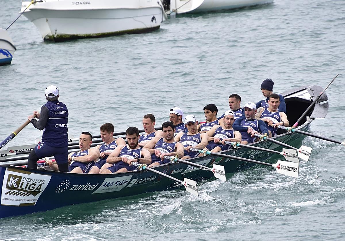 La tripulación de Urdaibai en pleno esfuerzo en la contrarreloj de Castro